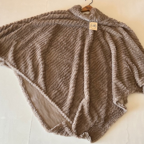 L.I.B.New York taupe faux fur Poncho OS - Picture 1 of 9